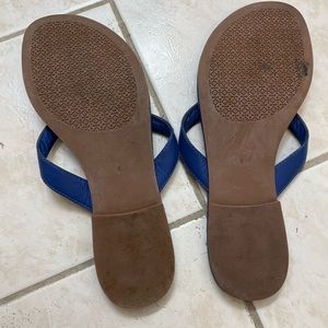 TORY BURCH leather thong sandal in beautiful cobalt blue color.